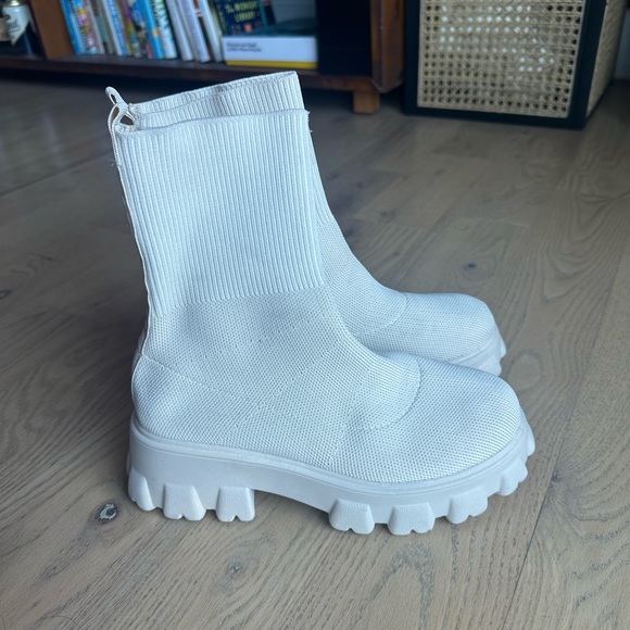 Cream sock boots size 6 - Picture 2 of 2
